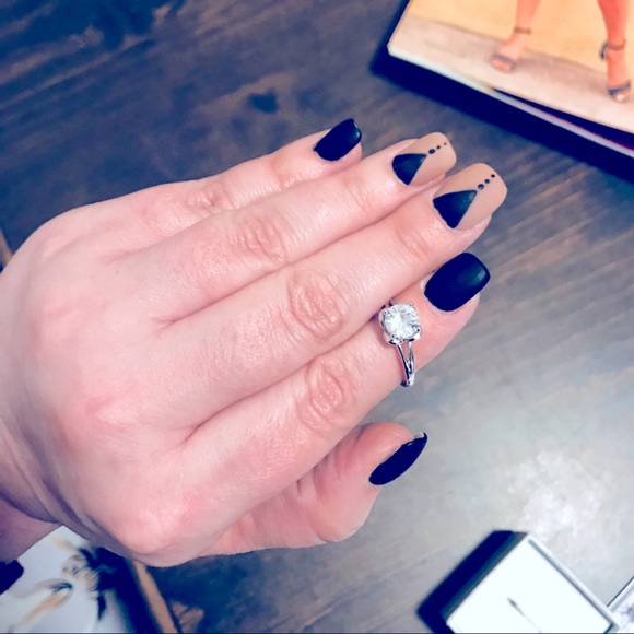 ๐Glam Round Cushioned CZ Diamond Silver Ring 8๐ - Picture 7 of 16